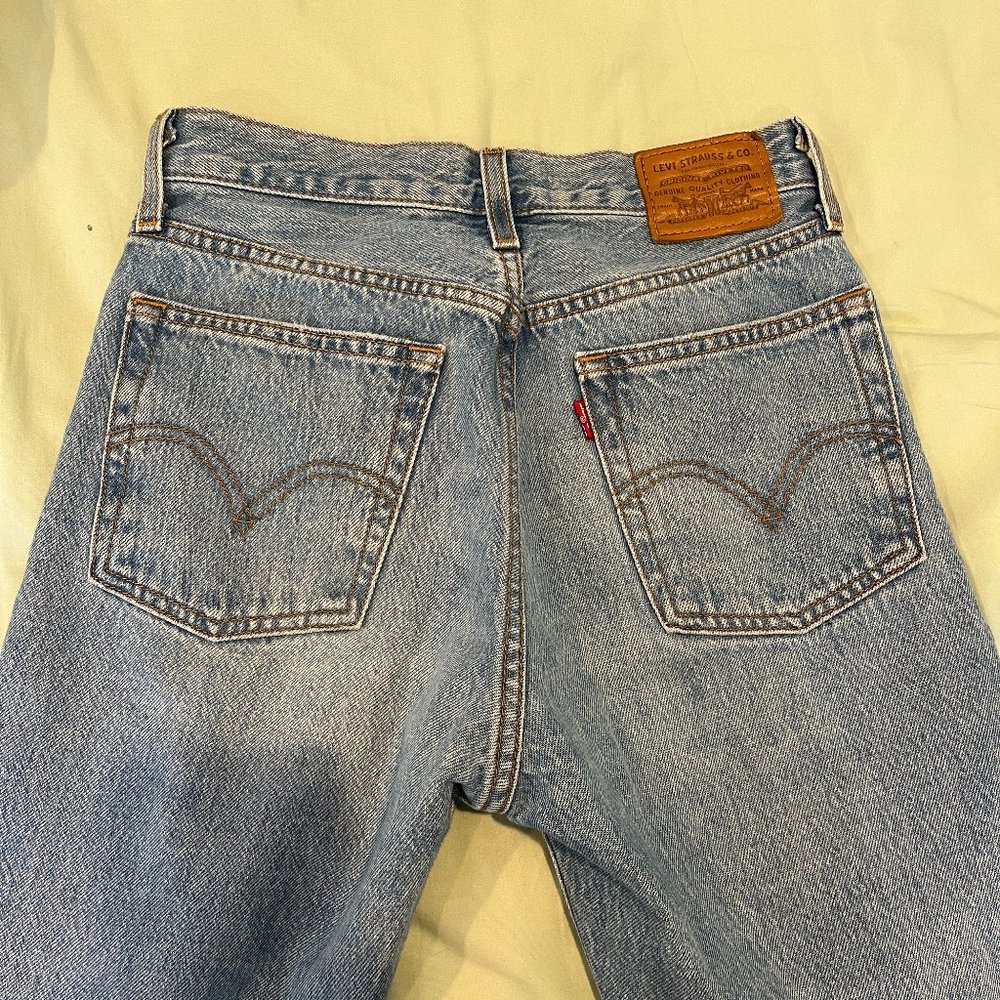 Size 25 Levi's Straight Leg Ripped Wedgie Straight Jeans